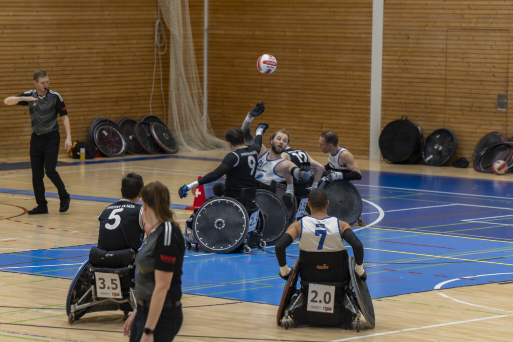 2025-11-29_RollstuhlRugby_FightingSnakes_Black_371